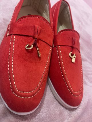 Zapatillas rojas con detalle de lazo son preciosas