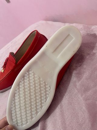 Zapatillas rojas con detalle de lazo son preciosas