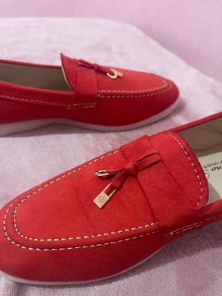 Zapatillas rojas con detalle de lazo son preciosas