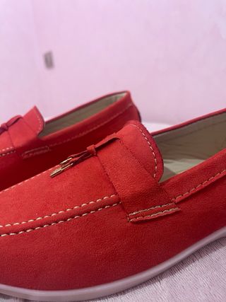Zapatillas rojas con detalle de lazo son preciosas