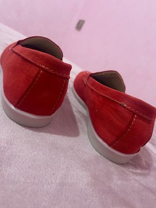 Zapatillas rojas con detalle de lazo son preciosas