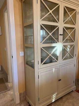 Aparador de madera lacada color crema