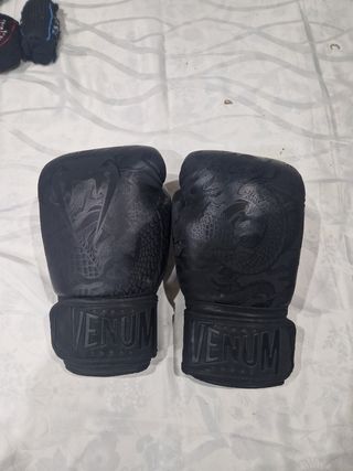 Vendo guantes de boxeo Venum originales de 16 oz,