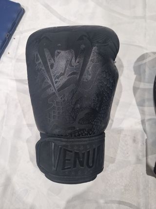 Vendo guantes de boxeo Venum originales de 16 oz,