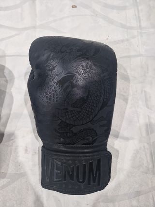 Vendo guantes de boxeo Venum originales de 16 oz,