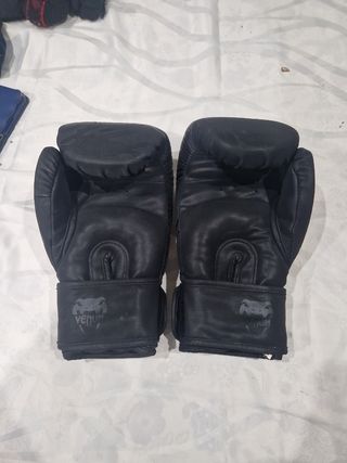 Vendo guantes de boxeo Venum originales de 16 oz,