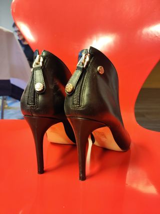 Zapatos tacón GUESS negros piel