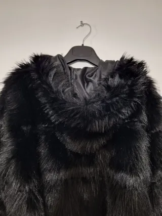 Abrigo negro con capucha #Rebajas 40%