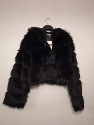 Abrigo negro con capucha #Rebajas 40%