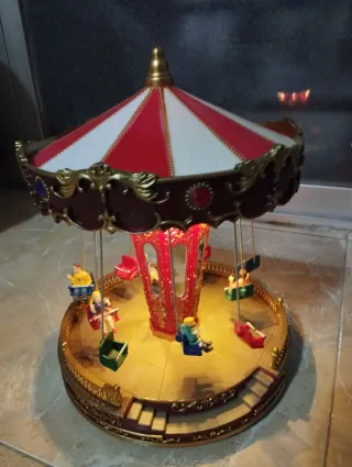 Carosello natalizio musicale con sedie volanti