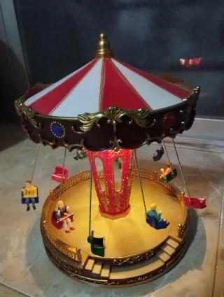 Carosello natalizio musicale con sedie volanti