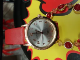 Reloj Economi con pulsera roja y dorada