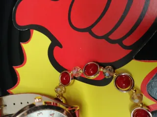 Reloj Economi con pulsera roja y dorada