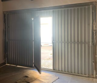 Portón de garaje metálico