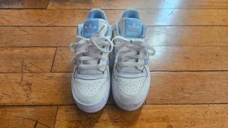 Se Regalan Zapatillas Adidas Mujer Morado y Blanco