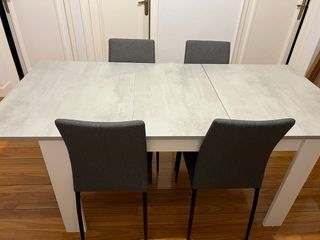 Mesa de comedor y  4 sillas