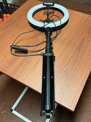 Lampada LED con porta cellulare Altezza max 2 mt