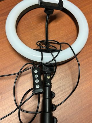 Lampada LED con porta cellulare Altezza max 2 mt