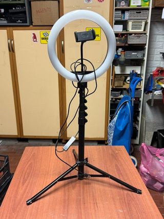 Lampada LED con porta cellulare Altezza max 2 mt