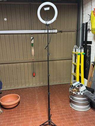 Lampada LED con porta cellulare Altezza max 2 mt