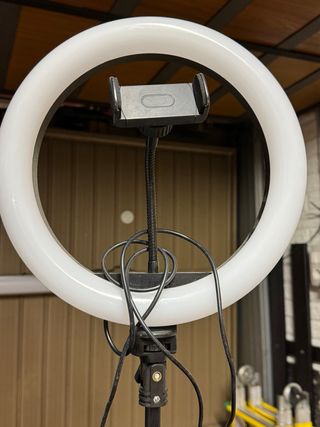 Lampada LED con porta cellulare Altezza max 2 mt