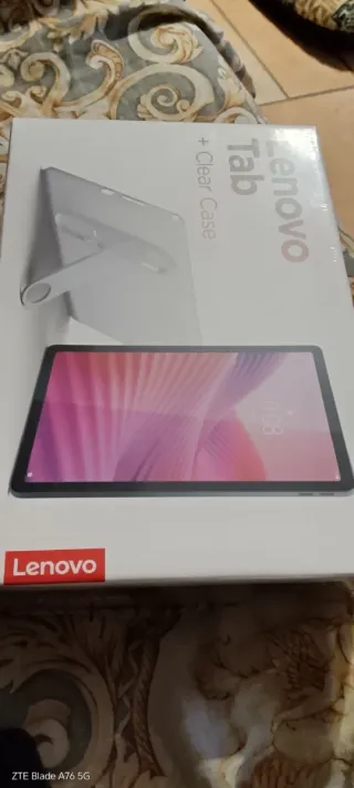 Lenovo Tab imballato con Custodia Trasparente