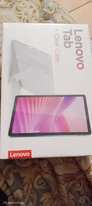 Lenovo Tab imballato con Custodia Trasparente