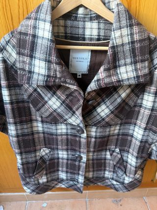 Capa Bershka Cuadros Talla S