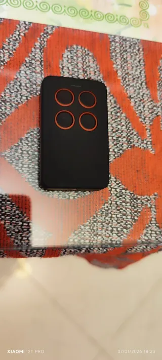 Mando de garaje negro