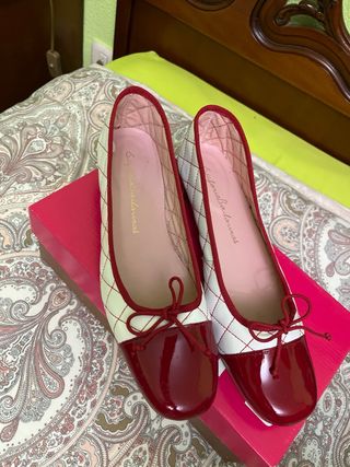 Bailarinas blancas y rojas acolchadas