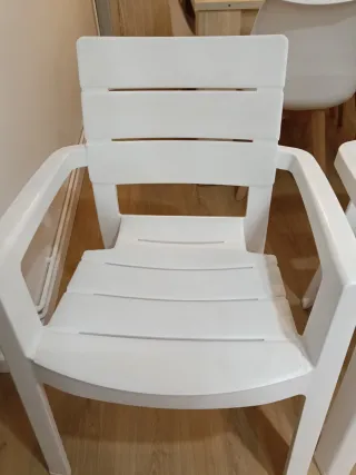 2 Sillas de Plástico Blancas para Terraza