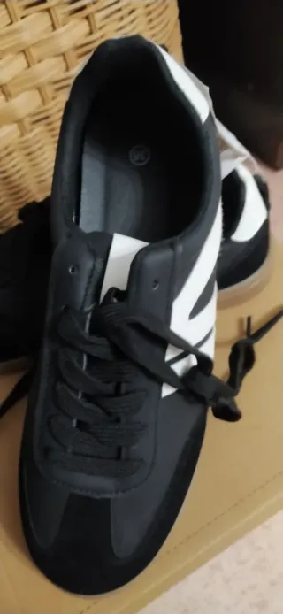 Zapatillas deportivas negras y blancas