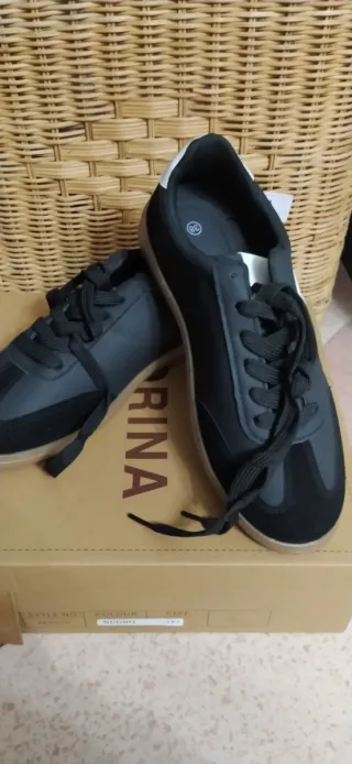 Zapatillas deportivas negras y blancas