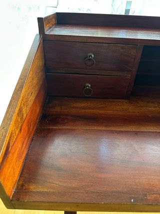 Escritorio de madera estilo pupitre