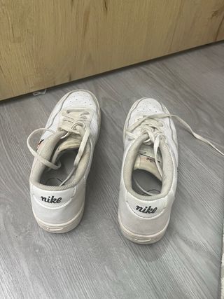 Zapatillas Nike blancas con detalle naranja