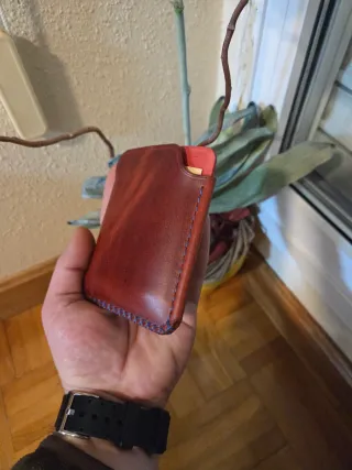 Cartera artesanal de cuero