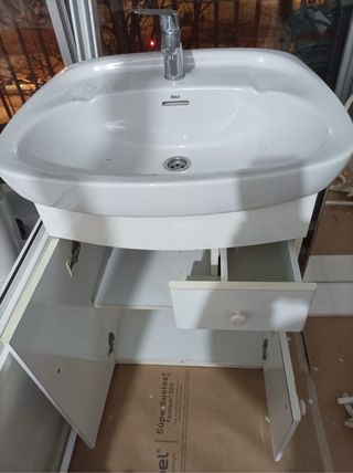 Mueble de baño con espejo