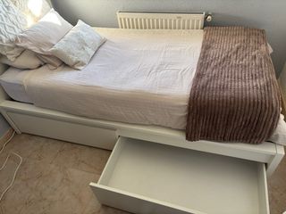 Cama IKEA blanca con cajones