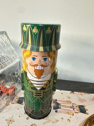 Latas Decorativas Cascanueces