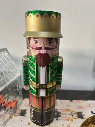 Latas Decorativas Cascanueces