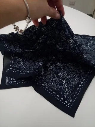 Fazzoletto blu e bianco fantasia