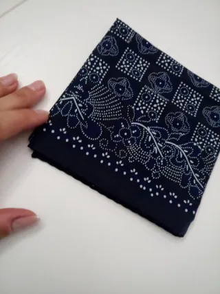 Fazzoletto blu e bianco fantasia