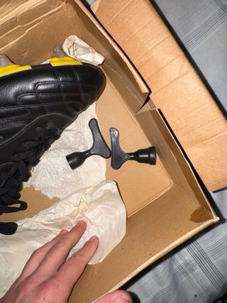 Botas de Rugby Mitre Negras y Amarillas