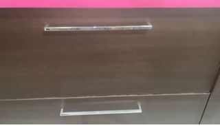 Mueble de cocina marrón con tiradores