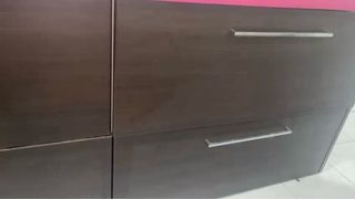 Mueble de cocina marrón con tiradores