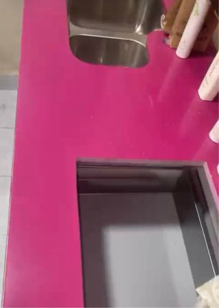 Mueble de cocina marrón con tiradores