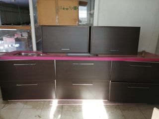 Mueble de cocina marrón con tiradores