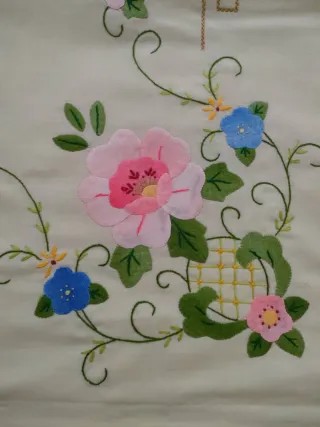 Mantel Vintage Bordado a Mano a estrenar.