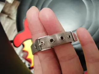 Reloj plateado con lazo y gatito