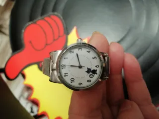 Reloj plateado con lazo y gatito